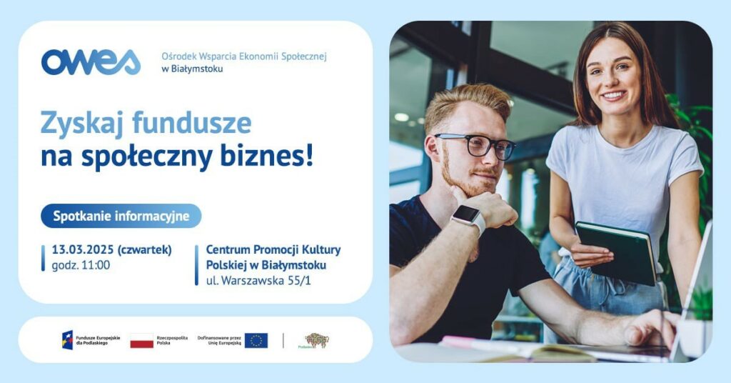 Dwoje młodych uśmiechniętych ludzi - kobieta i mężczyzna wpatrują się w ekran laptopa.