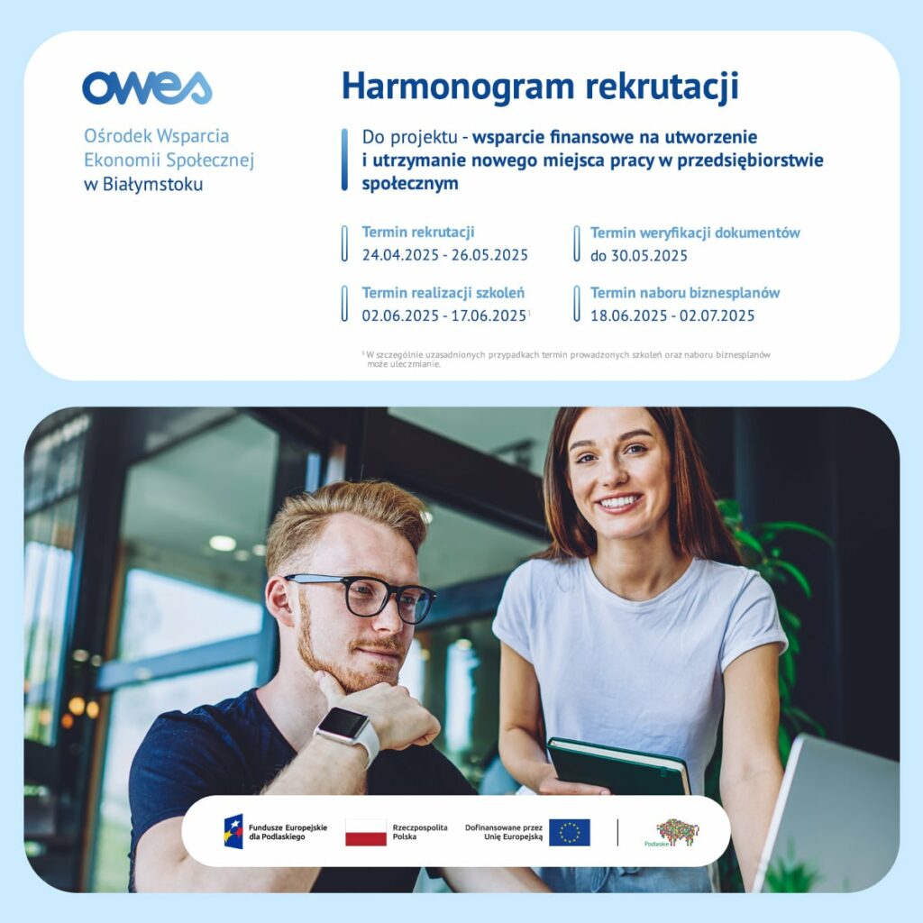 Dwoje młodych ludzi uśmiecha się patrząc w laptop.