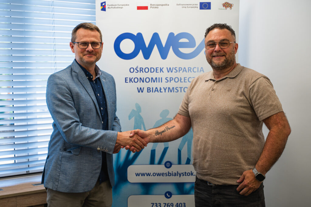 Dwaj mężczyźni podają sobie ręce.