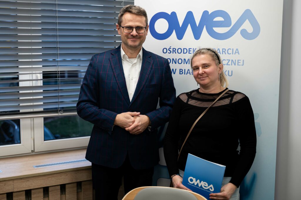 Mężczyzna i kobieta stoją z podpisana umową