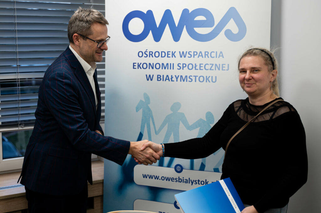 Mężczyzna i kobieta podają sobie ręce.