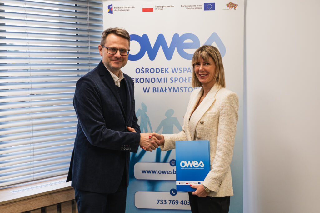 Kobieta i mężczyzna podają sobie ręce.