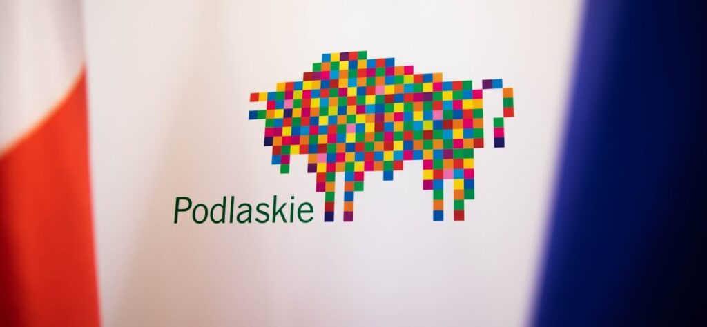 Na zdjęciu widnieje logo województwa podlaskiego - pikselowy żubr