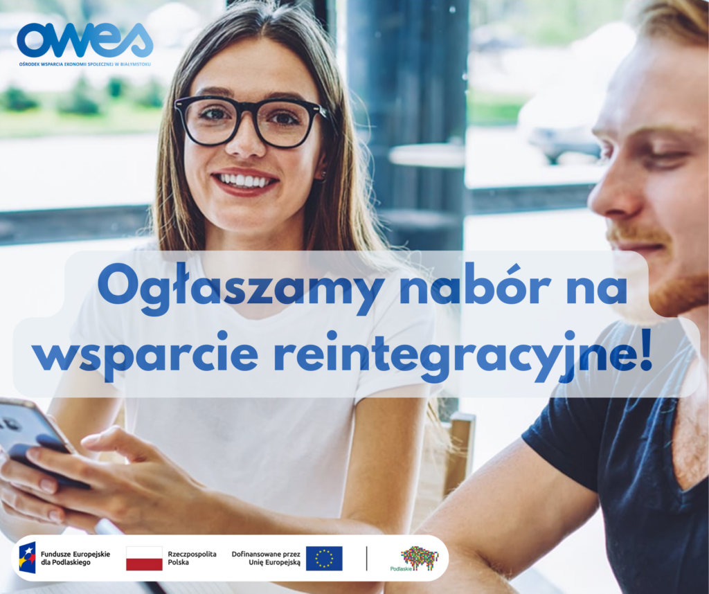 Uśmiechnięci kobieta i mężczyzna siedzą z telefonem w dłoni