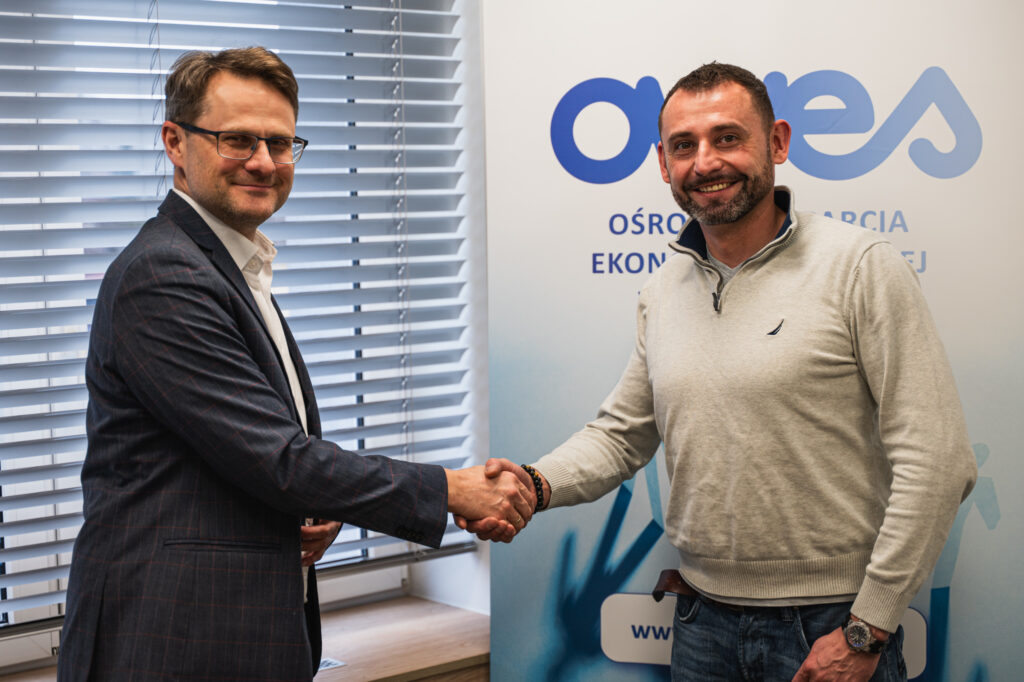 Dwóch mężczyzn ściska sobie dłonie w geście gratulacji