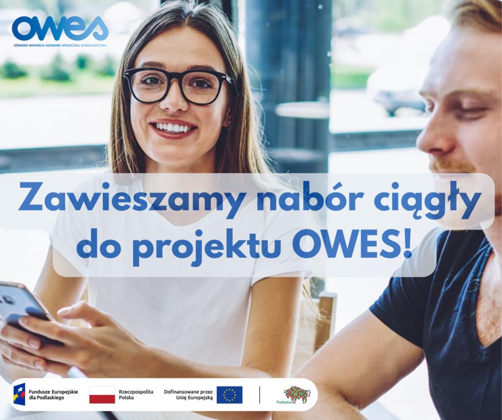 Uśmiechnięci kobieta i mężczyzna siedzą z telefonem