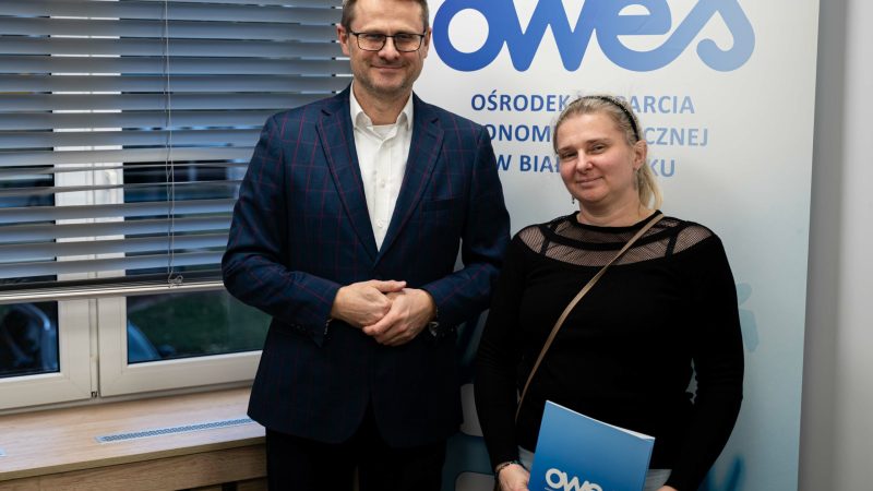 Mężczyzna i kobieta stoją z podpisana umową