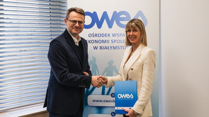 Kobieta i mężczyzna podają sobie ręce.