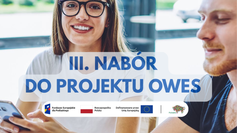 Dwoje uśmiechniętych ludzi siedzi przy laptopie