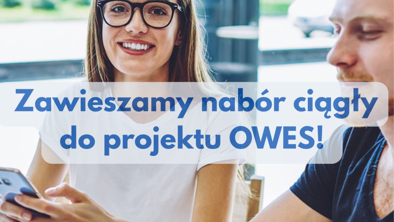 Uśmiechnięci kobieta i mężczyzna siedzą z telefonem